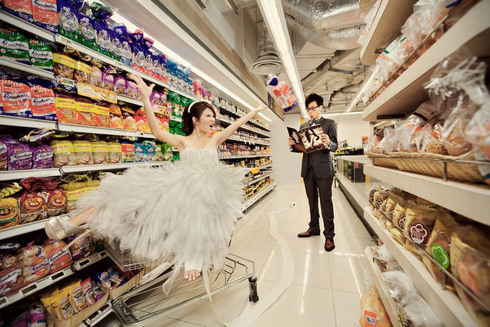 Sedinta foto de nunta in supermarket