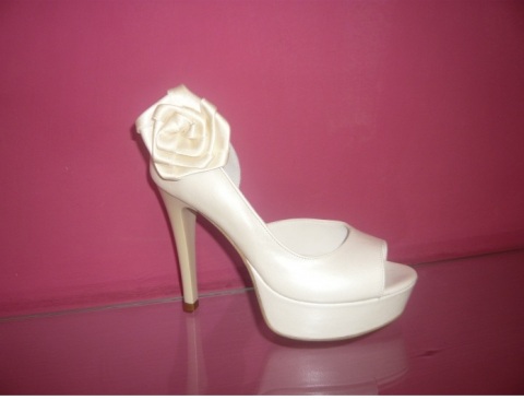 pantofi albi de mireasa cu floricica