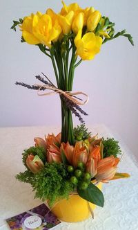 Aranjament floral cu frezii Aranjament floral cu frezii