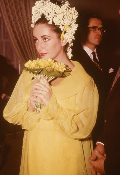 Liz Taylor in galben