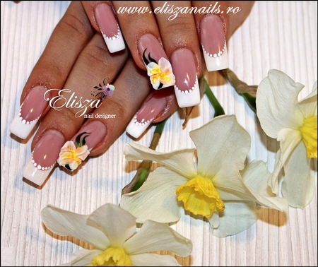Modele de unghii cu floricele pentru mireasa