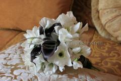 Buchet de mireasa Angel White: cale negre, lathyrus alb, eucharis, accesorii