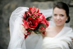 Buchet de mireasa Red Winter din Amaryllis rosu, Hypericum si trandafiri 