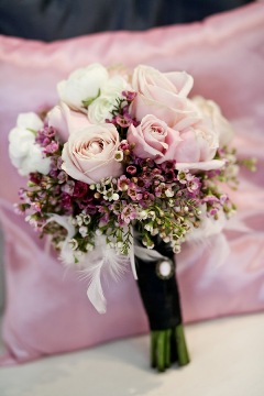 Buchet de primavara din trandafiri, ranunculus si wax flowers 