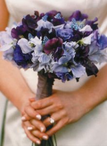 poza buchet mireasa nuante de albastru violet
