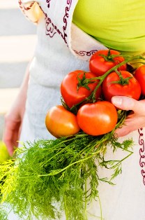 Poza tomate rosii, marar proaspat, legume sanatoase