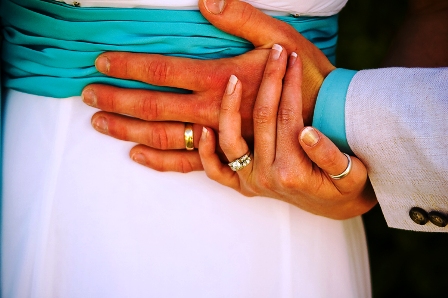poza verighete maini cuplu la nunta