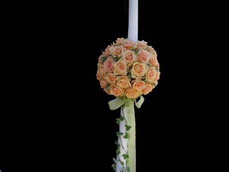 lumanare de nunta cu aranjament floral rotund