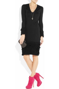 rochie neagra si pantofi roz