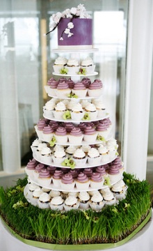 Tort cupcakes lila si alb