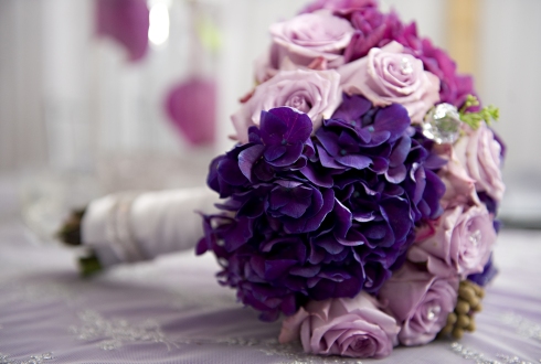 Buchet mireasa violete si trandafiri