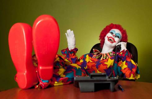 Clown vorbind la telefon